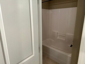 6078 Shawnee Ct in Bettendorf, IA - Building Photo - Building Photo