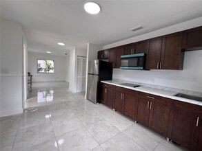 2803 SW 26th St in Miami, FL - Foto de edificio - Building Photo
