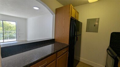 445 SW 11th St, Unit 408 in Miami, FL - Foto de edificio - Building Photo