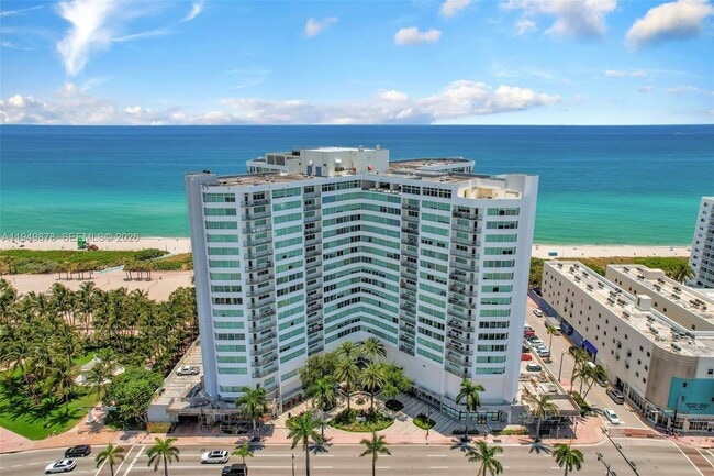 7135 Collins Ave in Miami, FL - Foto de edificio - Building Photo
