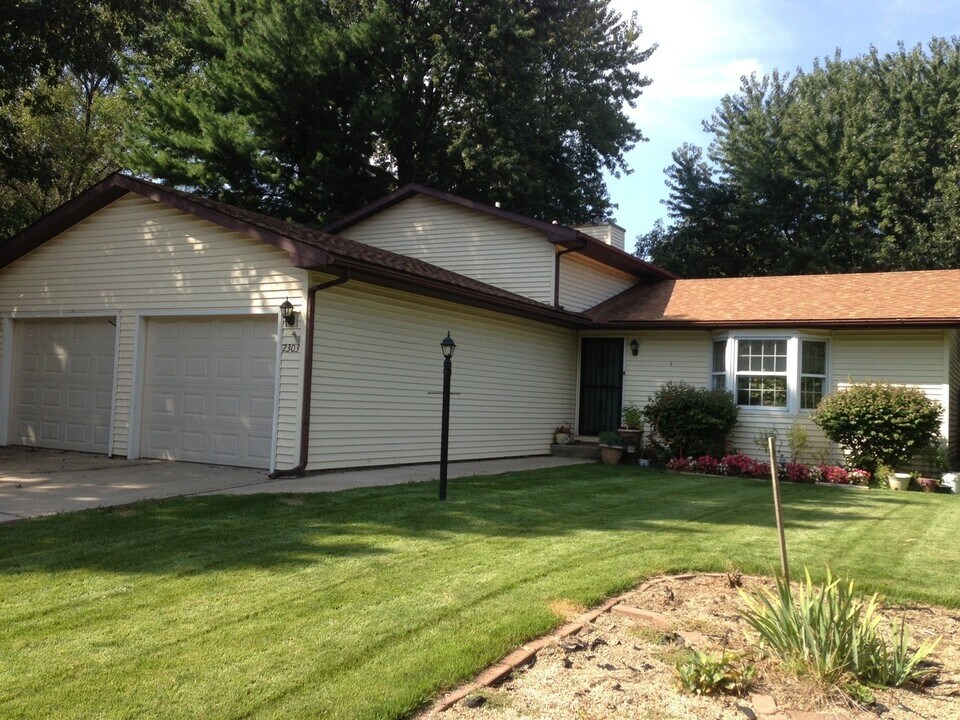 2303 Carlisle Dr in Champaign, IL - Building Photo