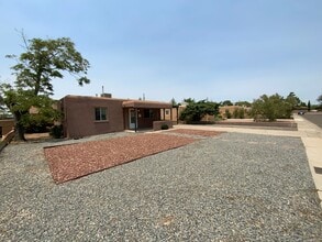 2721 Aliso Dr NE in Albuquerque, NM - Building Photo - Building Photo