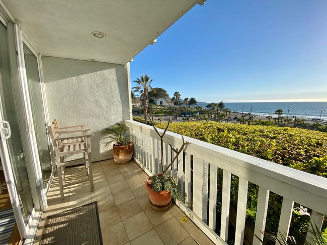 665 The Village in Redondo Beach, CA - Foto de edificio - Building Photo