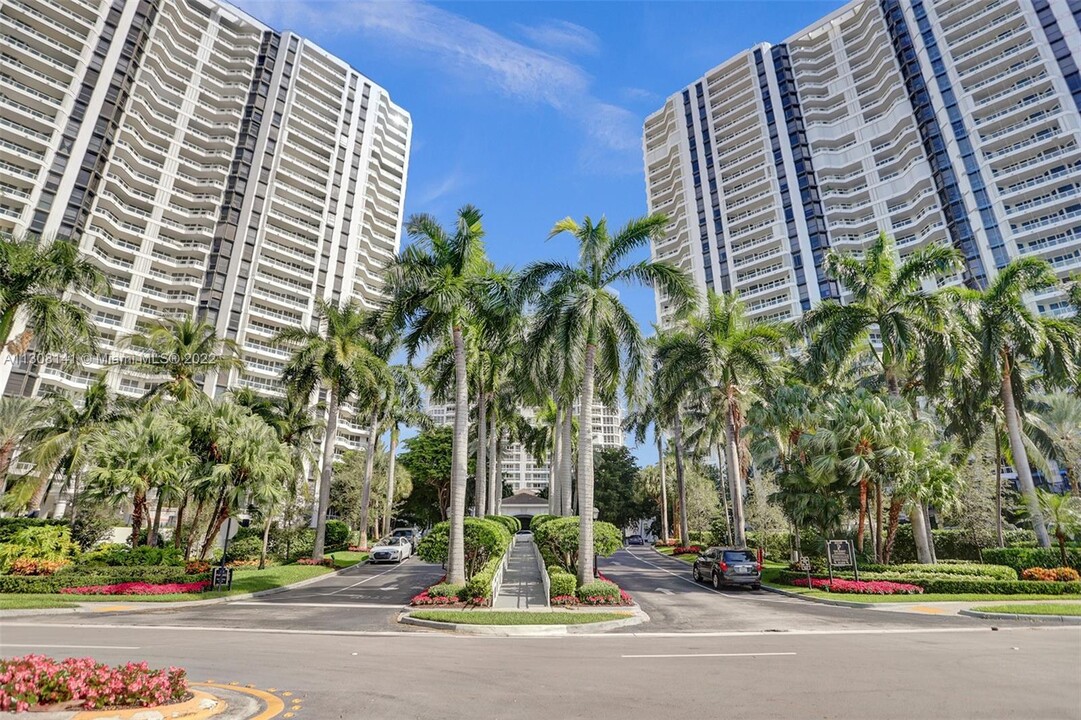 21055 Yacht Club Dr, Unit 2104 in Aventura, FL - Building Photo