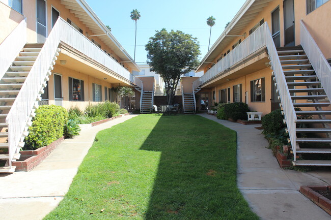 1516 Purdue Ave in Los Angeles, CA - Foto de edificio - Building Photo