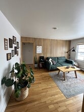 933 College Ave in Wheaton, IL - Foto de edificio - Building Photo