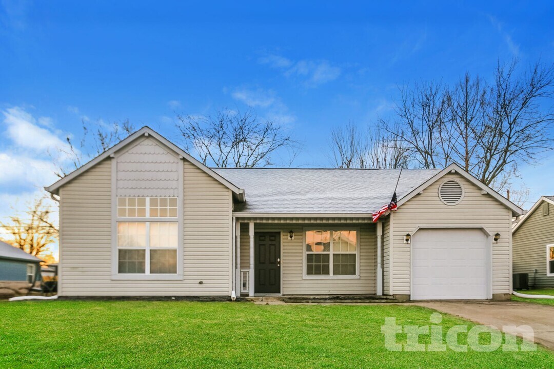 25 Suncrest Dr in Greenwood, IN - Building Photo