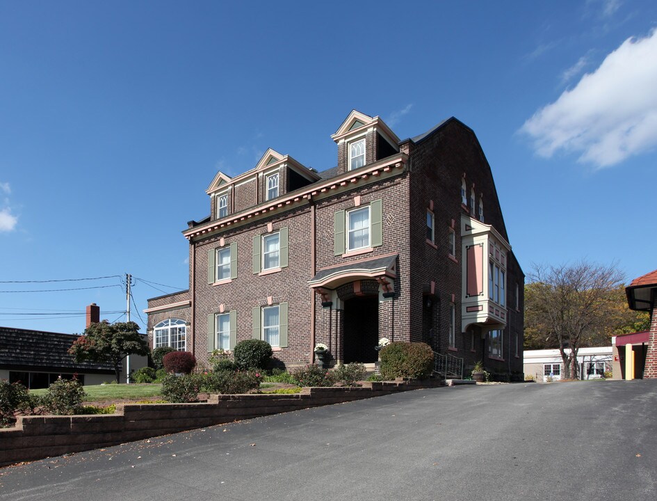 Rachelle House in Sharon, PA - Building Photo