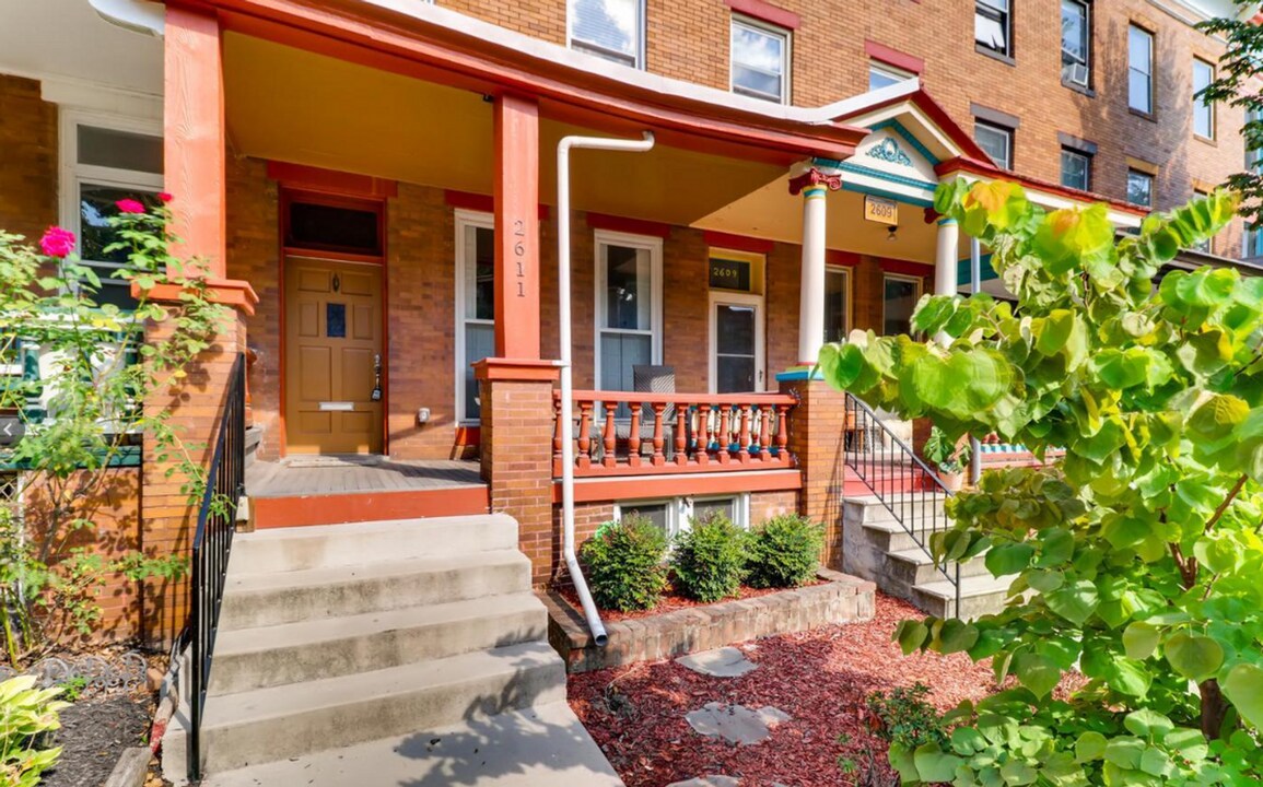 2611 N Calvert St in Baltimore, MD - Foto de edificio
