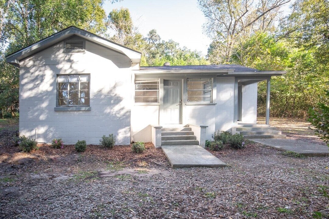 135 Columbia Dr in Tallahassee, FL - Building Photo