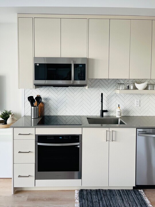 1274 Devonshire Av in Kelowna, BC - Building Photo
