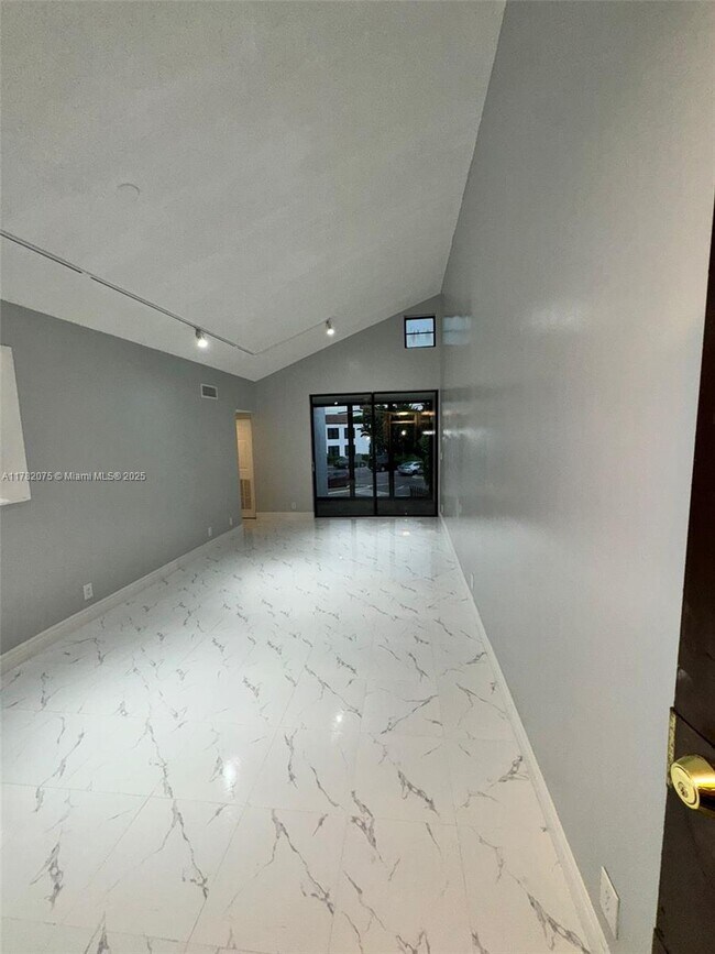 215 Lake Pointe Dr in Oakland Park, FL - Building Photo - Building Photo