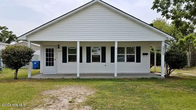 2209 Bay St in Morehead City, NC - Building Photo