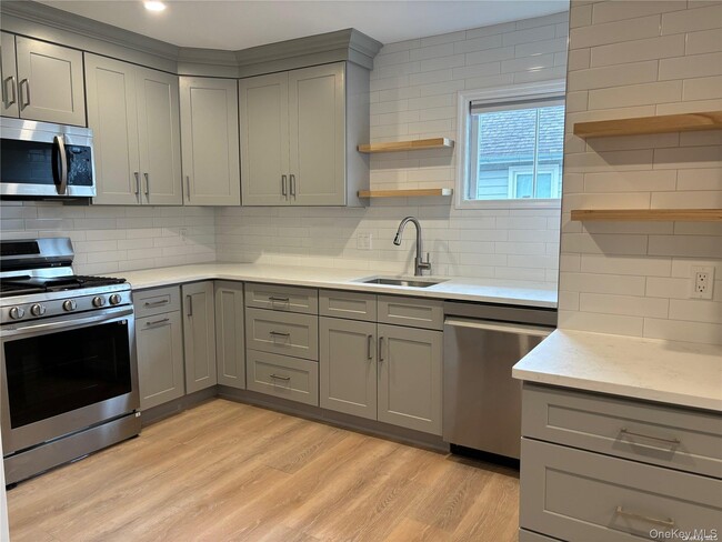 1353 Old Northern Blvd in Roslyn, NY - Building Photo - Building Photo