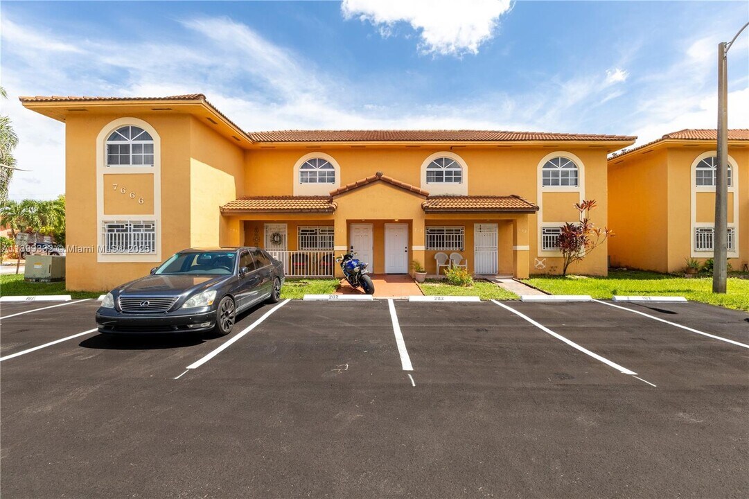 7666 W 34th Ln in Hialeah, FL - Building Photo
