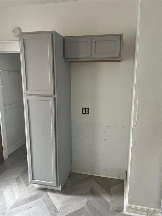 2925 Helen St in Detroit, MI - Building Photo