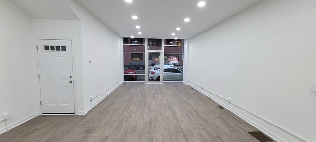 2911 W Belmont Ave, Unit Commercial in Chicago, IL - Foto de edificio - Building Photo