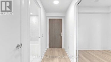 39 Roehampton Ave in Toronto, ON - Building Photo - Building Photo