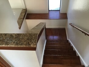 2152 Clinton Ave, Unit B in Alameda, CA - Foto de edificio - Building Photo