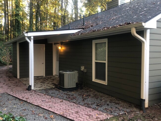 4067 Coopers Hill Dr SE in Smyrna, GA - Building Photo - Building Photo