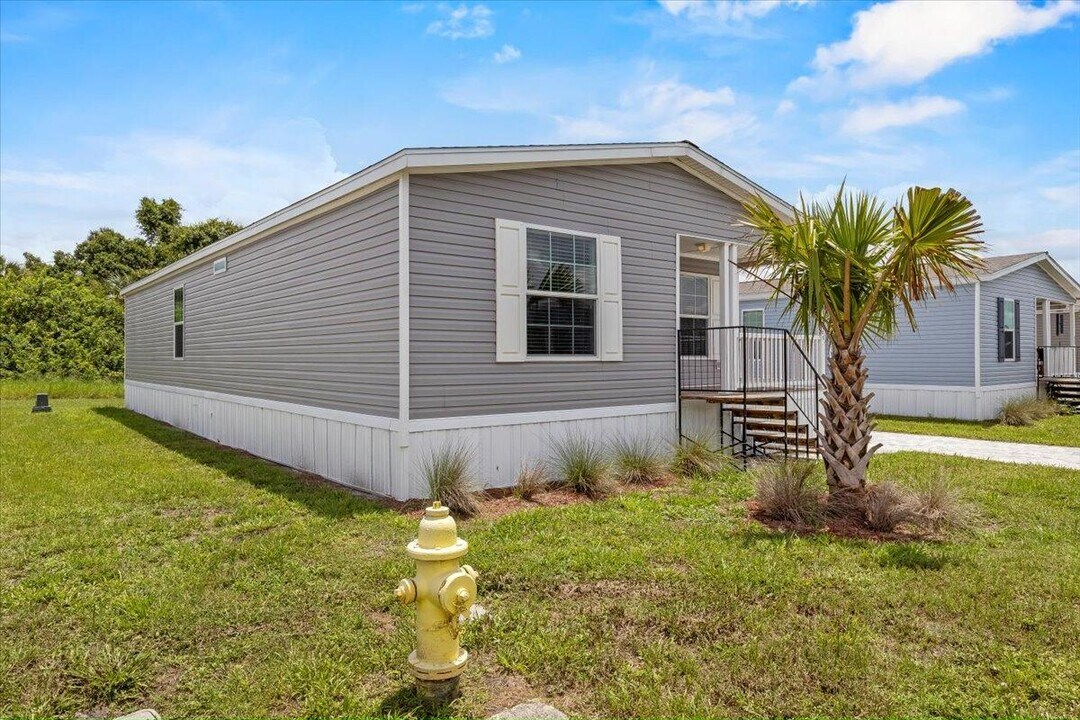 6680 Hidden Oaks Dr in North Fort Myers, FL - Building Photo