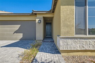 10042 Cardinal Knl in Las Vegas, NV - Building Photo - Building Photo