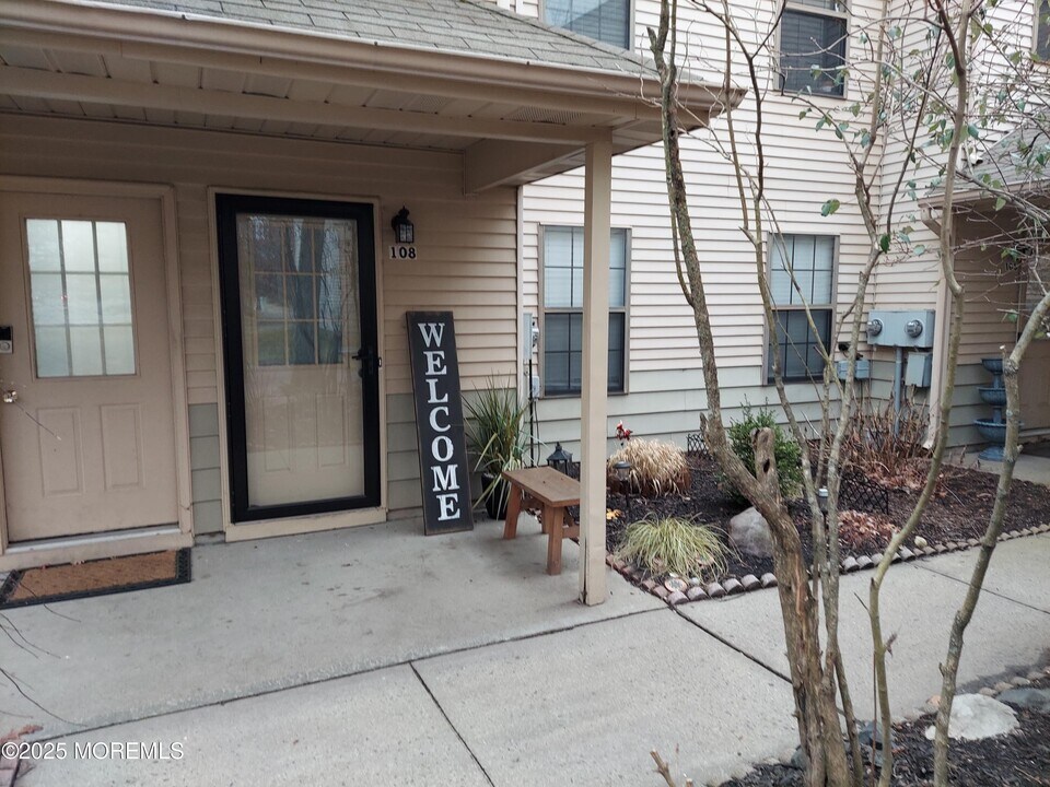 108 Daisy Ct in Jackson Township, NJ - Building Photo