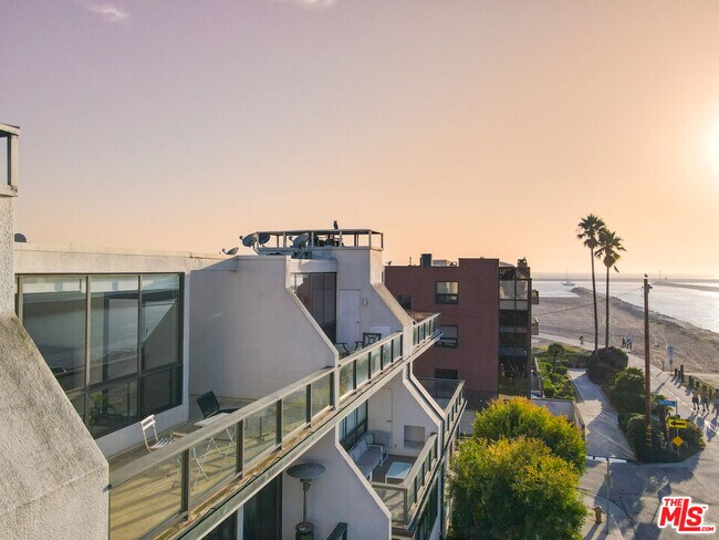 6209 Pacific Ave-Unit -302 in Los Angeles, CA - Building Photo - Building Photo