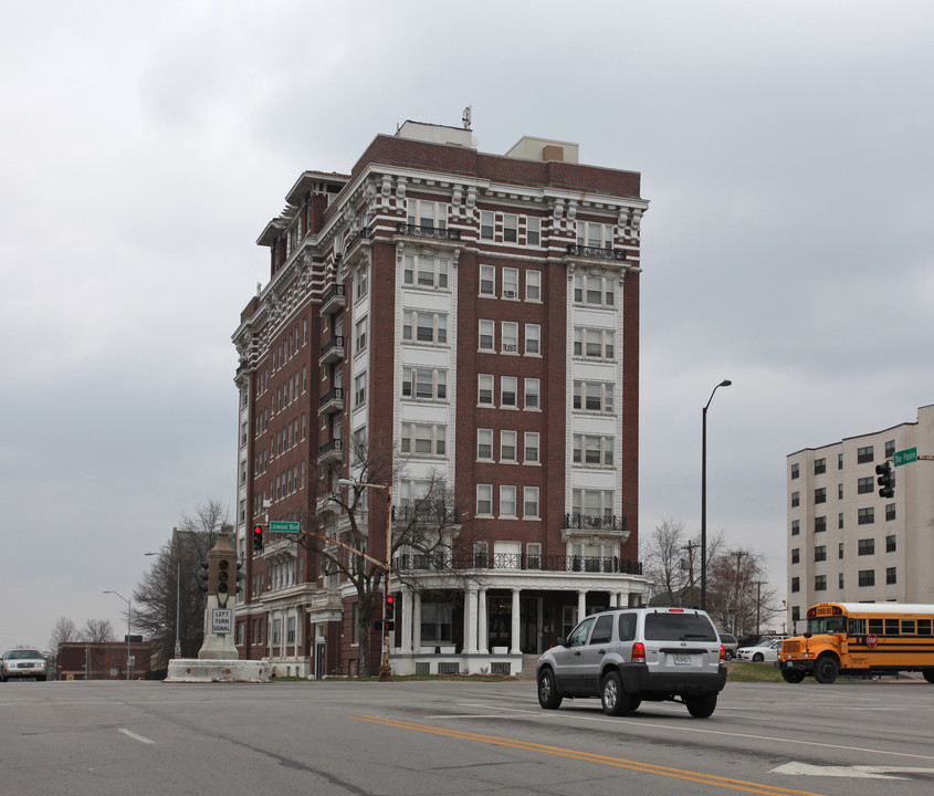 St. Regis Apartments in Kansas City, MO - Foto de edificio