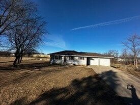 716 15th Ave SE in Dyersville, IA - Building Photo