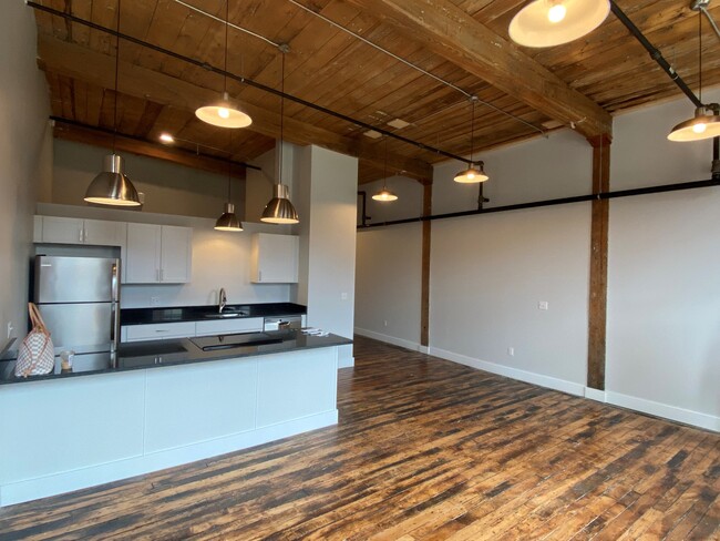 28 Pearl Street in Biddeford, ME - Foto de edificio - Interior Photo