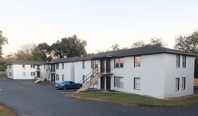 Hampton Avenue Apartments in Greenville, SC - Foto de edificio - Building Photo
