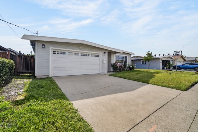 42645 Newport Dr in Fremont, CA - Building Photo - Building Photo