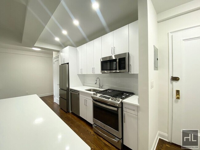 WEST 68 STREET in New York, NY - Foto de edificio - Building Photo