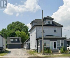 5757 Stanley Ave in Niagara Falls, ON - Building Photo