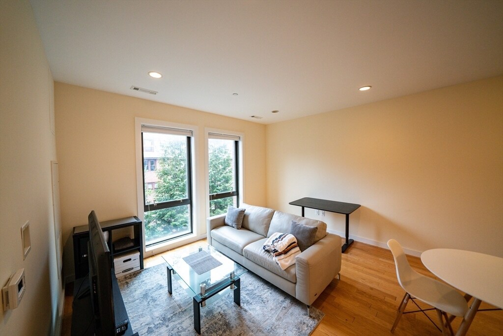 10 Manor St, Unit #1 in Boston, MA - Building Photo