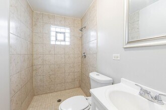 7637 S Essex Ave in Chicago, IL - Building Photo - Building Photo