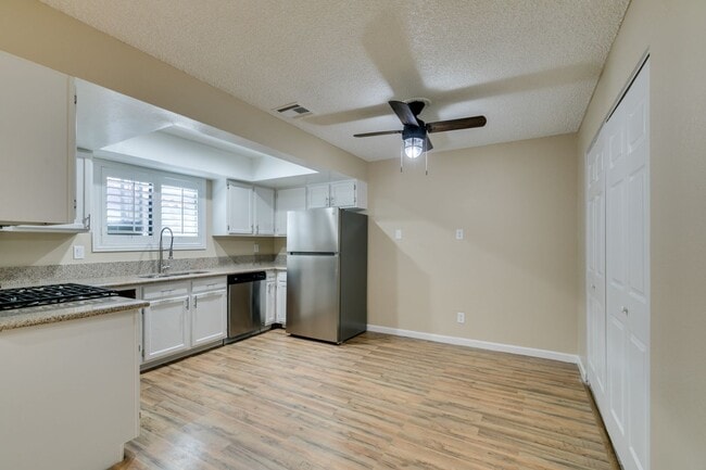 6711 W Charleston Blvd in Las Vegas, NV - Building Photo - Building Photo