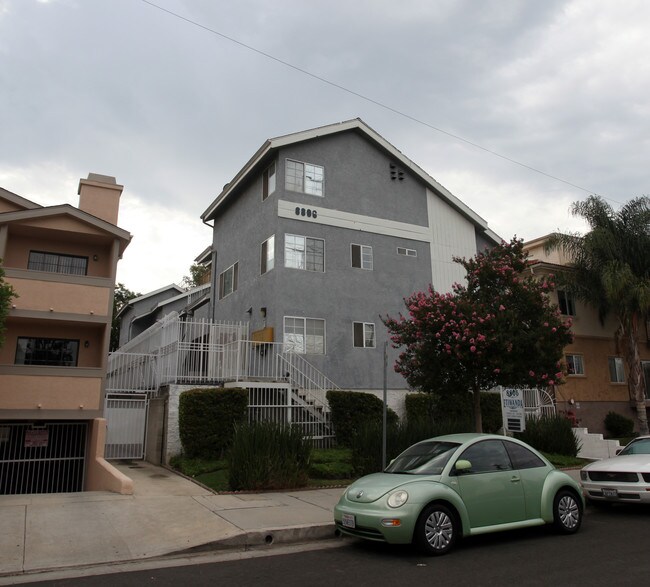 8806 Etiwanda Ave in Northridge, CA - Foto de edificio - Building Photo