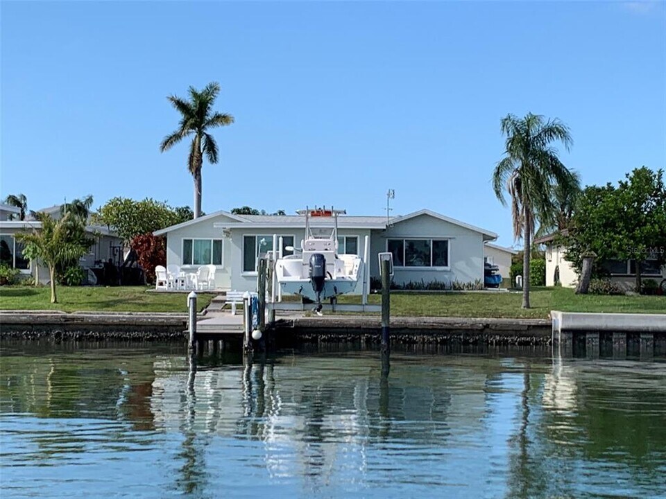 241 176th Ave E in Redington Shores, FL - Building Photo