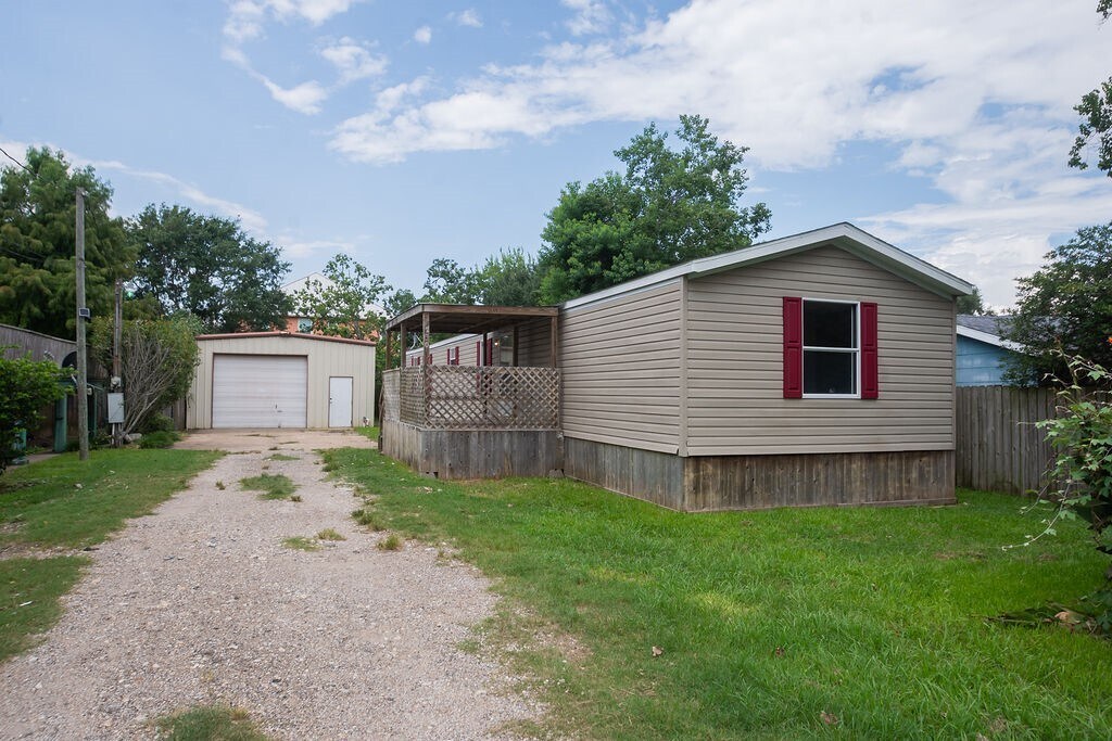 230 3rd St in San Leon, TX - Building Photo