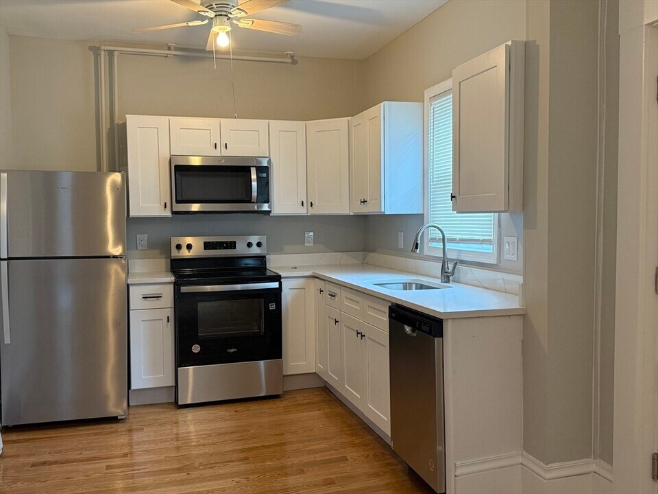 22 Wall St in Foxboro, MA - Building Photo