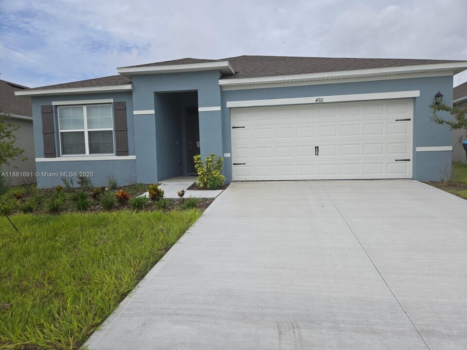 492 Taylor Grvs St in Lake Wales, FL - Building Photo
