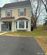 8 Cosgrove Ct in East Brunswick, NJ - Foto de edificio - Building Photo