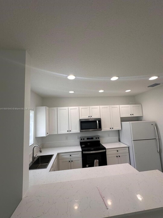 2301 Wilson St in Hollywood, FL - Building Photo