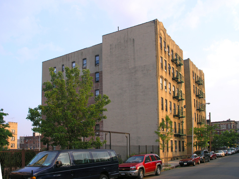 1072 Woodycrest Ave in Bronx, NY - Foto de edificio