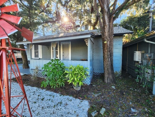 110 Downing St in New Smyrna Beach, FL - Building Photo - Building Photo