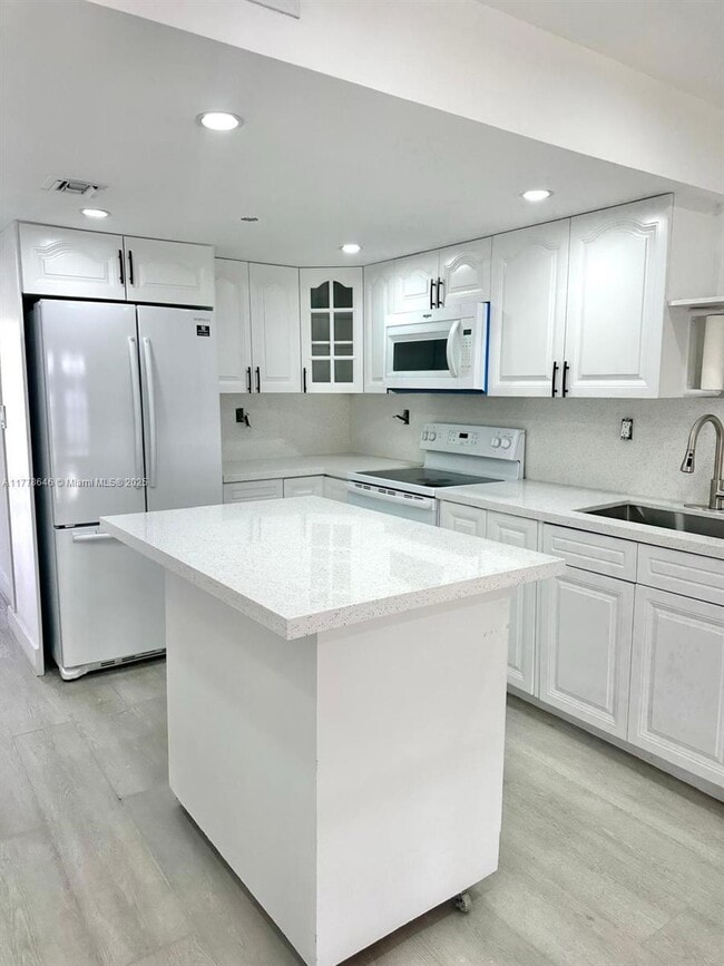 12025 SW 10th St in Miami, FL - Building Photo - Building Photo