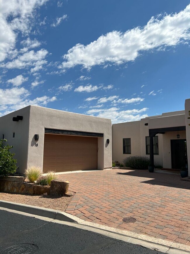 18 Camino Barranca in Santa Fe, NM - Building Photo - Building Photo