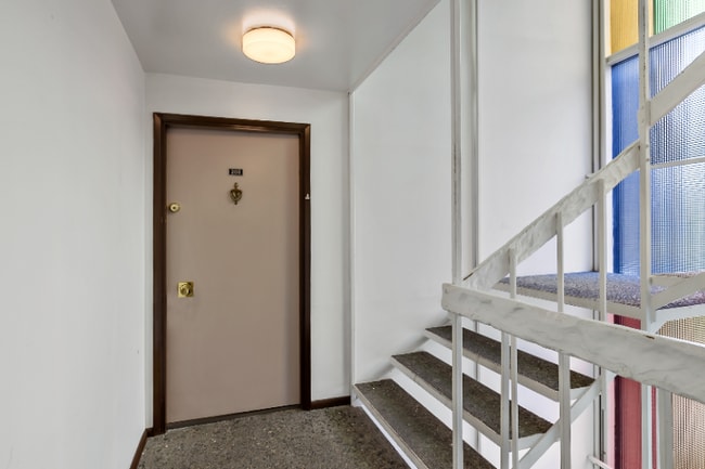 5515 15th Ave NE, Unit 302 in Seattle, WA - Building Photo - Building Photo